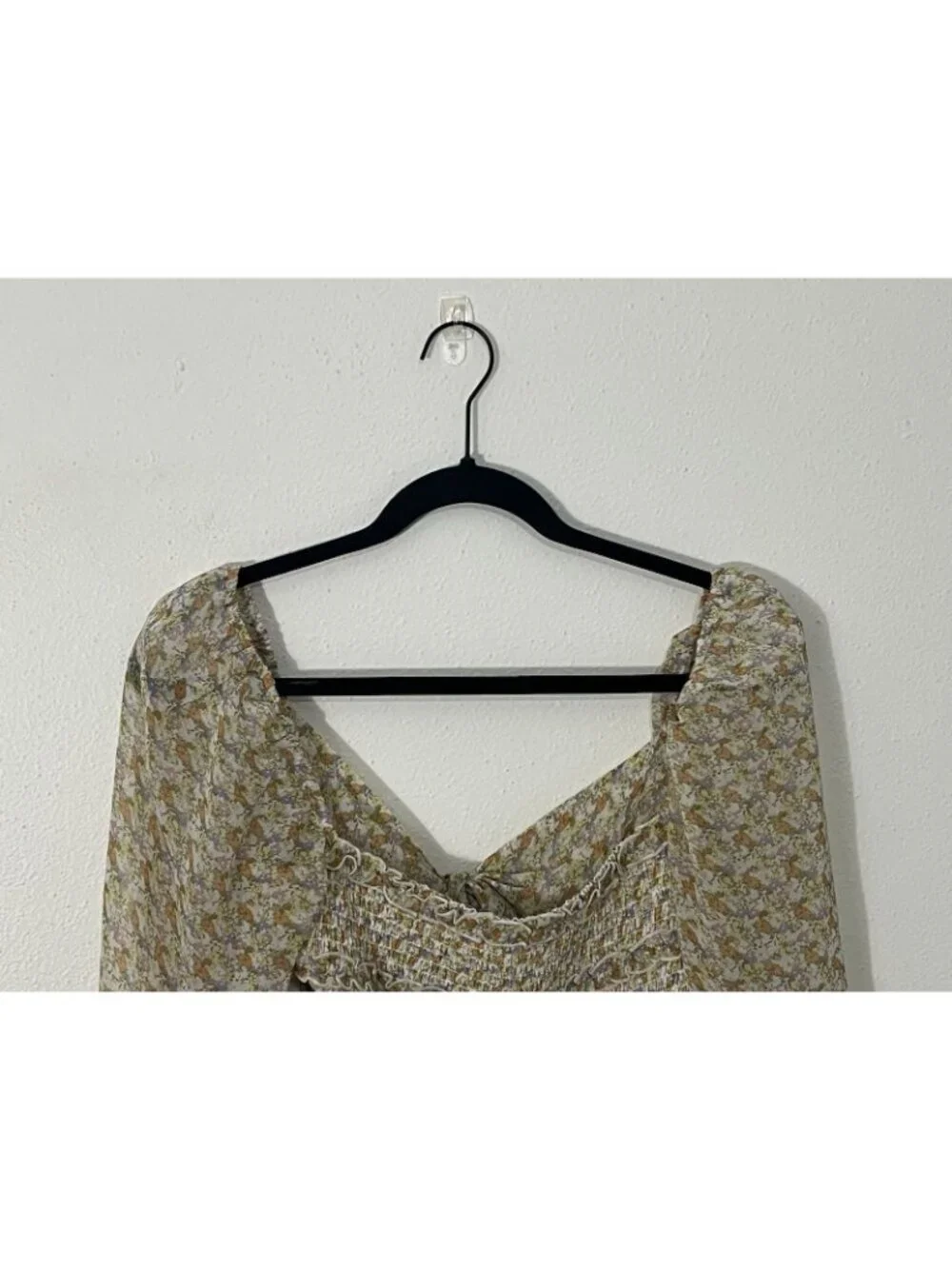 ASTR The Label Smocked Puff Sleeve Floral Blouse Size Medium